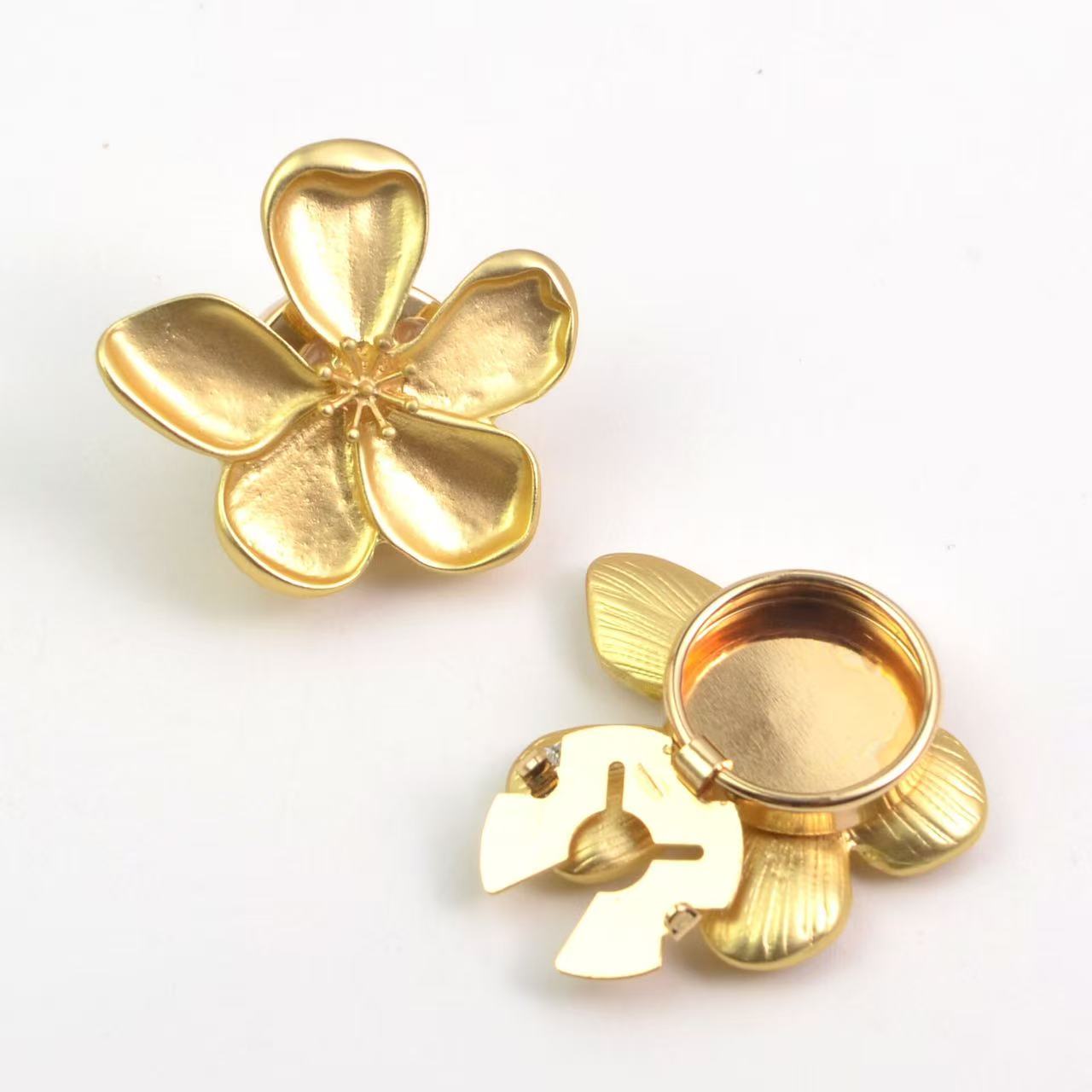 Golden Petal Flower Clip-On Button (1 Piece)