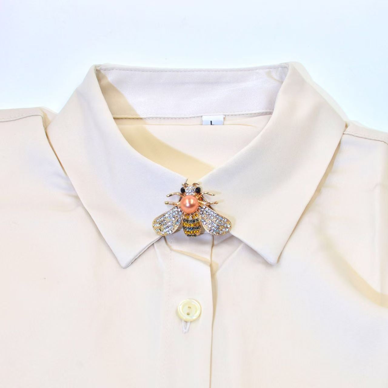Pearl Bee Clip-On Button (1 Piece)