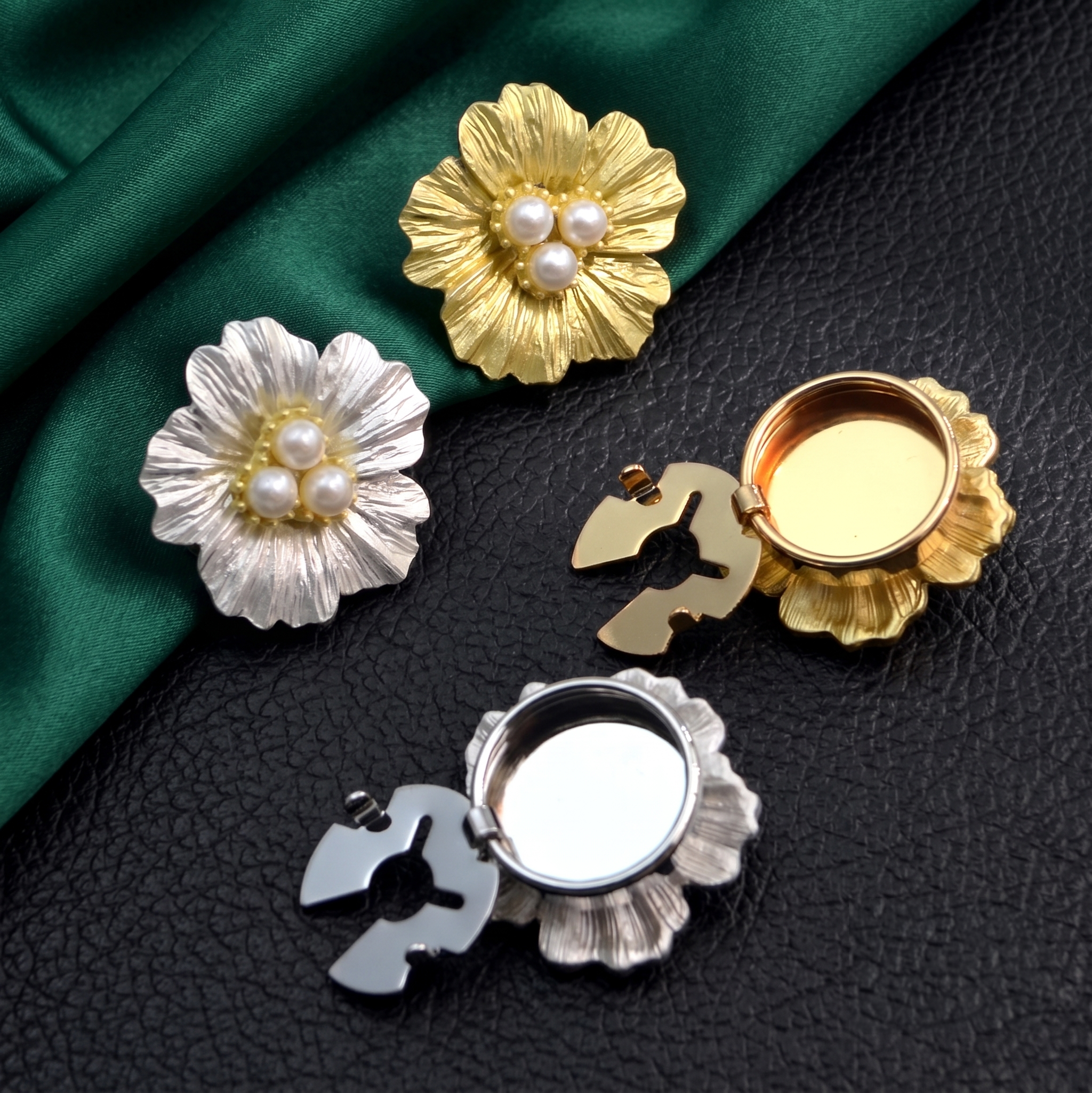 Aurora Pearl Flower Clip-On Button (1 Piece)