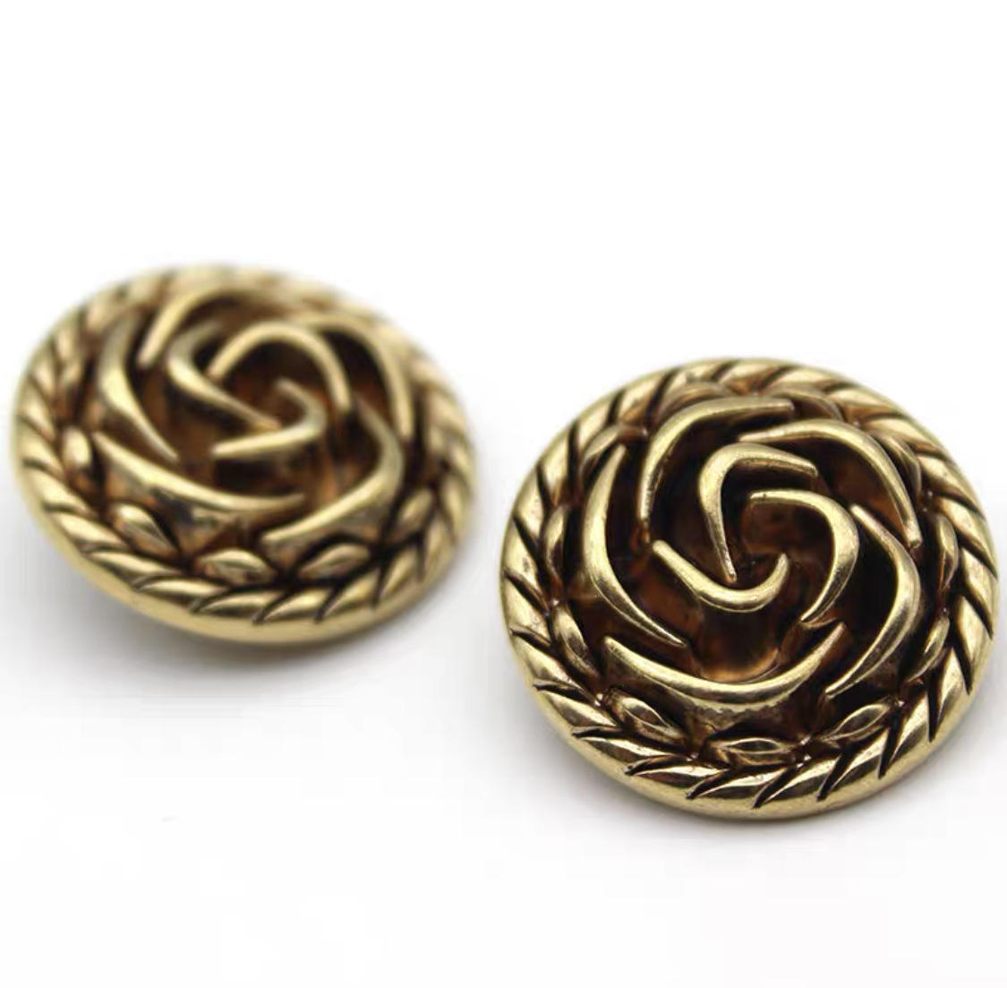 Vintage Laurel Medallion Clip-On Button (1 Piece)