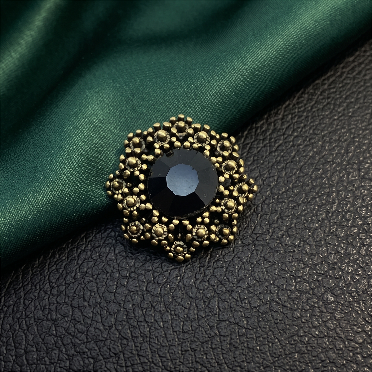 Midnight Vintage Crystal Clip-On Button (1 Piece)