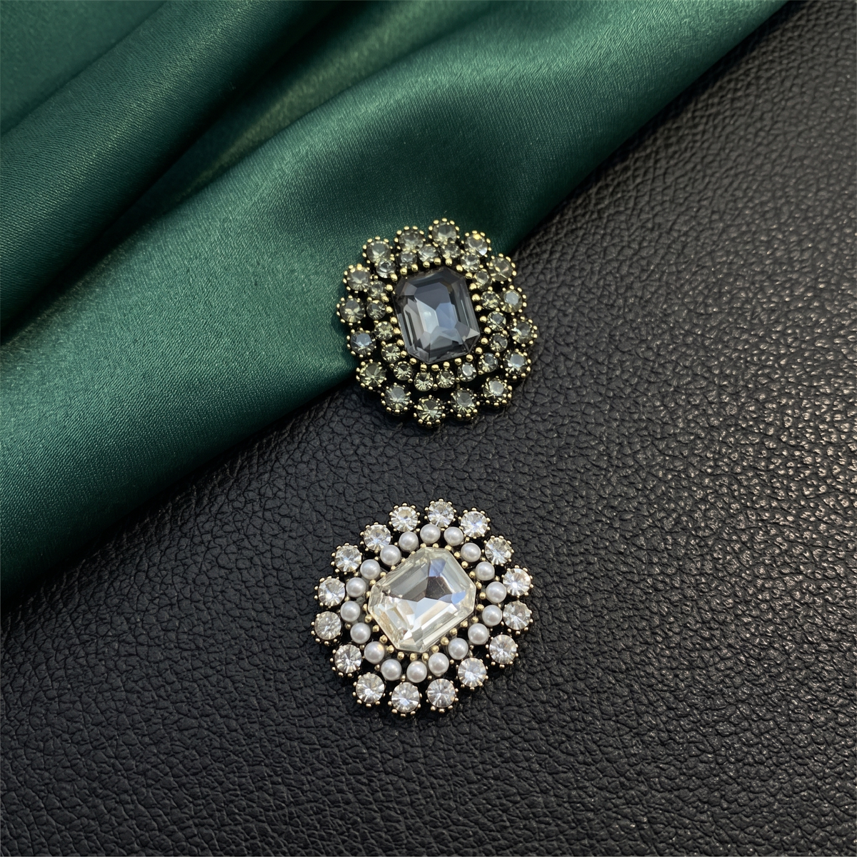 Regal Crystal Halo Clip-On Button (1 Piece)
