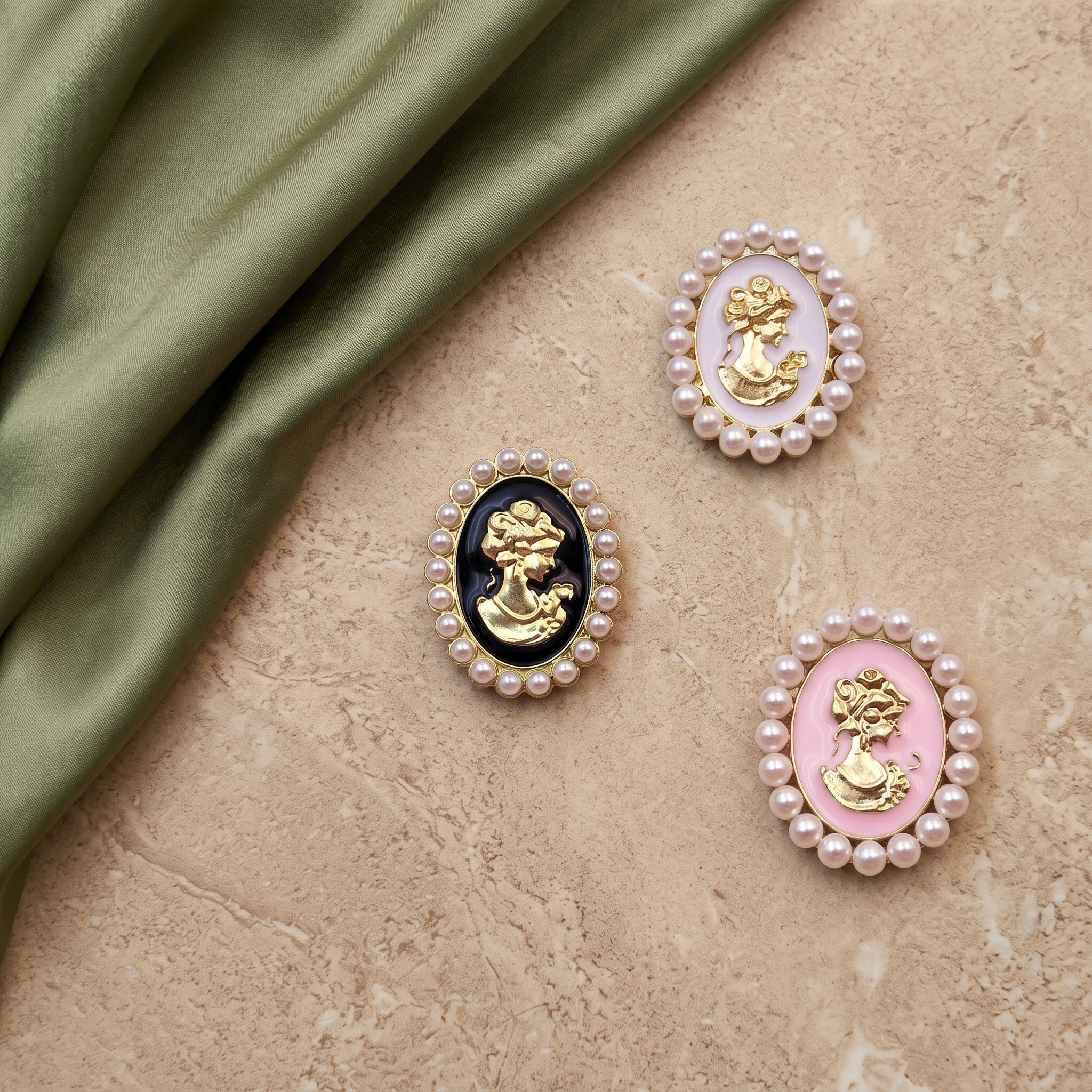 Royal Cameo Pearl Clip-On Button (1 Piece)